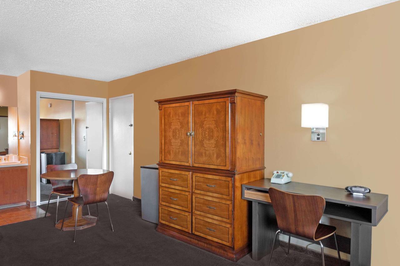 Super 8 By Wyndham Canoga Park Los Angeles Esterno foto