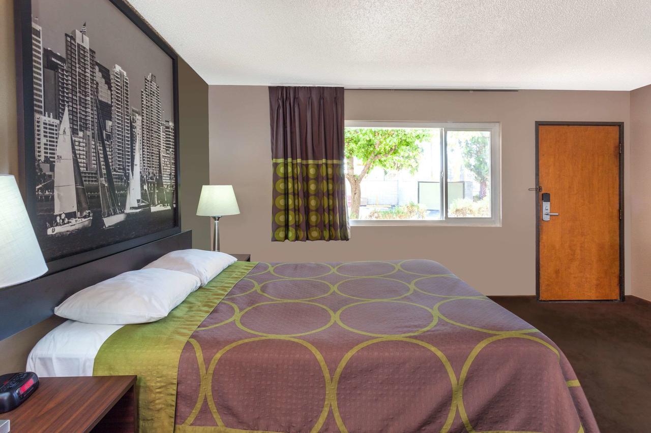 Super 8 By Wyndham Canoga Park Los Angeles Esterno foto